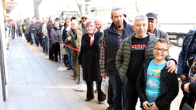 وحشت کرونا در همسایه غربی؛ صفهای خرید و کمیابی ماسک و مواد ضدعفونی(+عکس) وحشت کرونا در همسایه غربی؛ صفهای خرید و کمیابی ماسک و مواد ضدعفونی(+عکس)