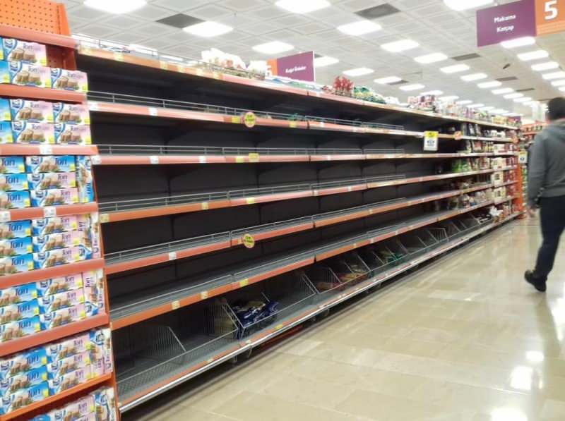 وحشت کرونا در همسایه غربی؛ صفهای خرید و کمیابی ماسک و مواد ضدعفونی(+عکس) وحشت کرونا در همسایه غربی؛ صفهای خرید و کمیابی ماسک و مواد ضدعفونی(+عکس)