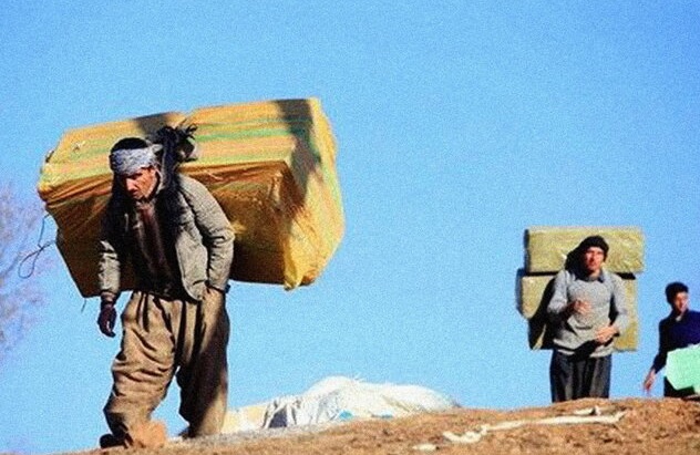 تئاتر «کمیته نان» با تمرکز بر کولبران روی صحنه تئاتر «کمیته نان» با تمرکز بر کولبران روی صحنه