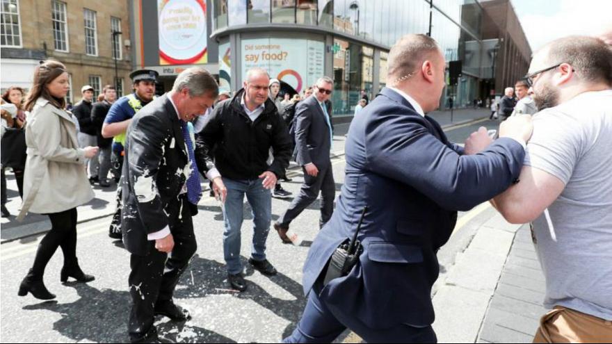 پرداخت هزینه خشک&zwnj;شویی جریمه پرتاب میلک&zwnj;شیک به رهبر حزب برکسیت بریتانیا