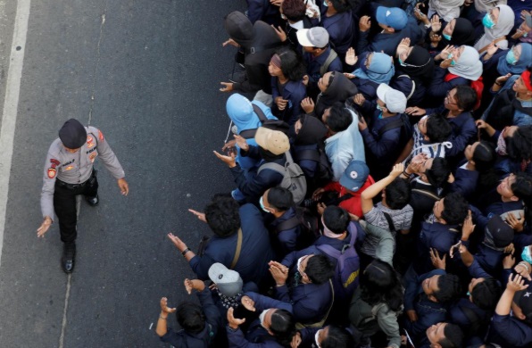 تظاهرات مردم اندونزی علیه قانون جنجالی روابط جنسی خارج از ازدواج تظاهرات مردم اندونزی علیه قانون جنجالی روابط جنسی خارج از ازدواج