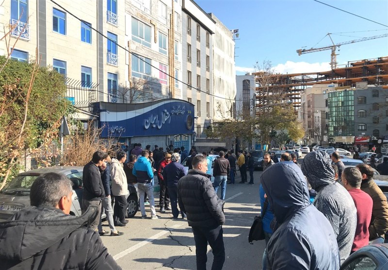 درگیری هواداران استقلال با یک پیشکسوت و نارضایتی از سرمربیگری مجیدی/ شعار علیه فتحی و وزارت ورزش هواداران استقلال