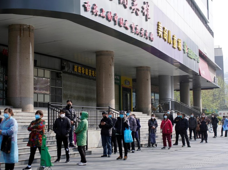 صف طویل برای سوپرمارکت در ووهان