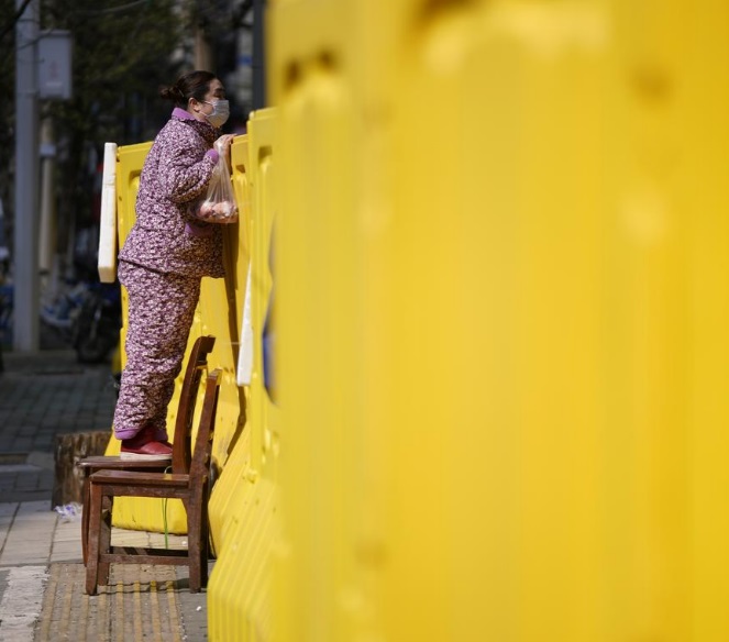 ابتکار مردم ووهان برای خرید دیواری