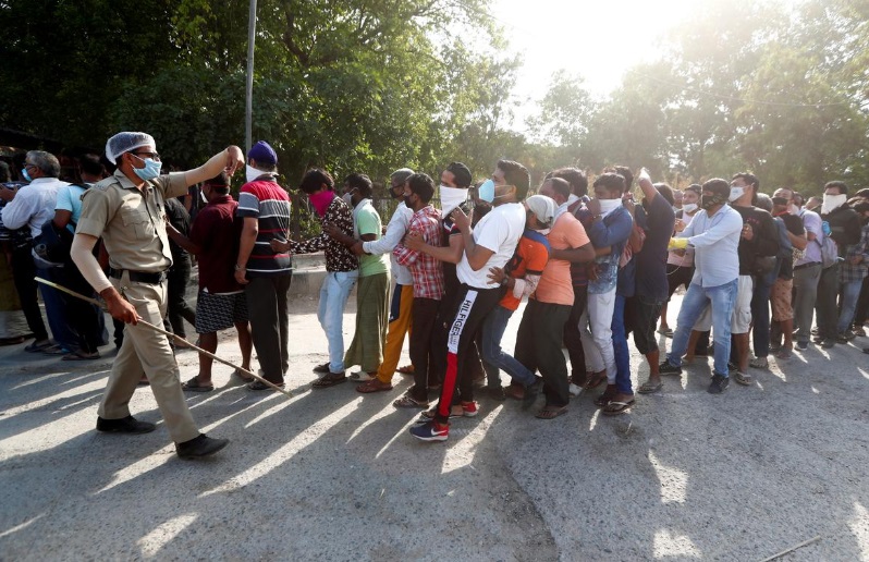 هند؛ مالیات کرونایی بر نوشیدنی&zwnj;های الکلی/ مردم برای خرید تجمع نکنند