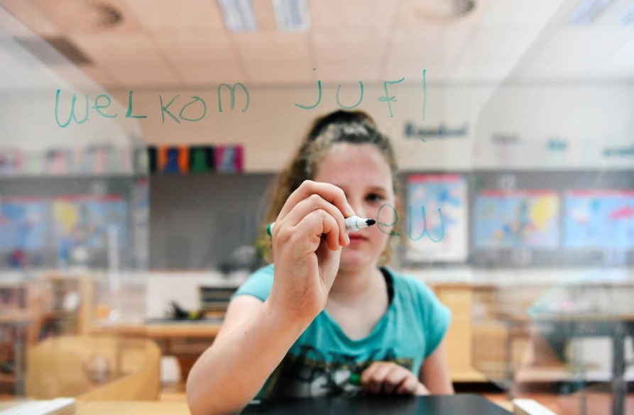 بازگشایی مدارس هلند با حفاظهای پلاستیکی (+عکس) مدارس هلند با حفاظ پلاستیکی