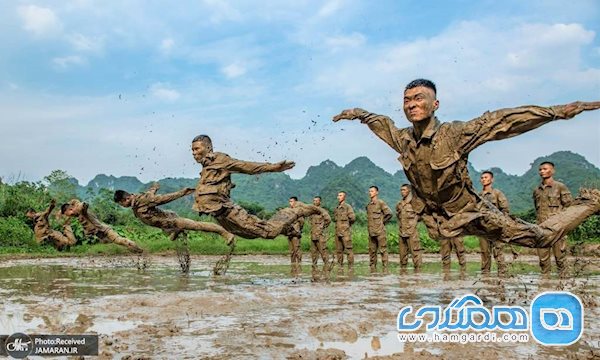 آموزش نظامیان چینی در گل و لای (عکس)