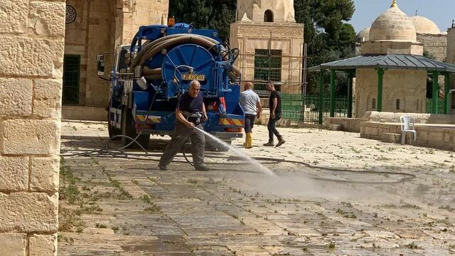 باز شدن درهای مسجد الاقصی از یکشنبه به روی نمازگزاران شستن صحن مسجد الاقصی 3