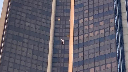 دستگیری مردی که از بلندترین آسمان&zwnj;خراش پاریس بالا رفت