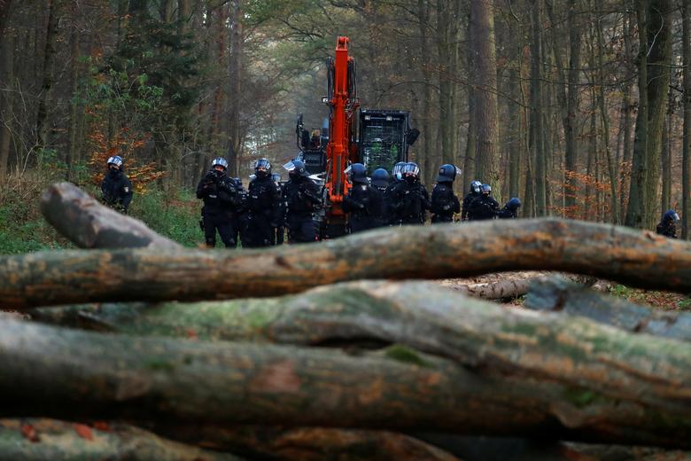 معترضان به ساخت بزرگراه در میان جنگل&zwnj;های آلمان (+عکس)