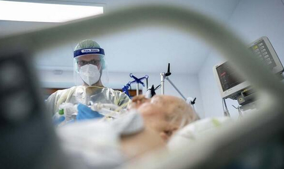 آلمان: دستگیری یک پزشک که بیماران بدحال کرونایی را خلاص میکرد آلمان: دستگیری یک پزشک که بیماران بدحال کرونایی را خلاص میکرد