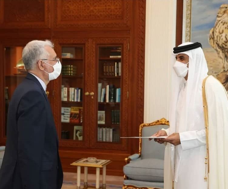 تقدیم استوارنامه سفیر جدید ایران به  امیر قطر (+عکس)