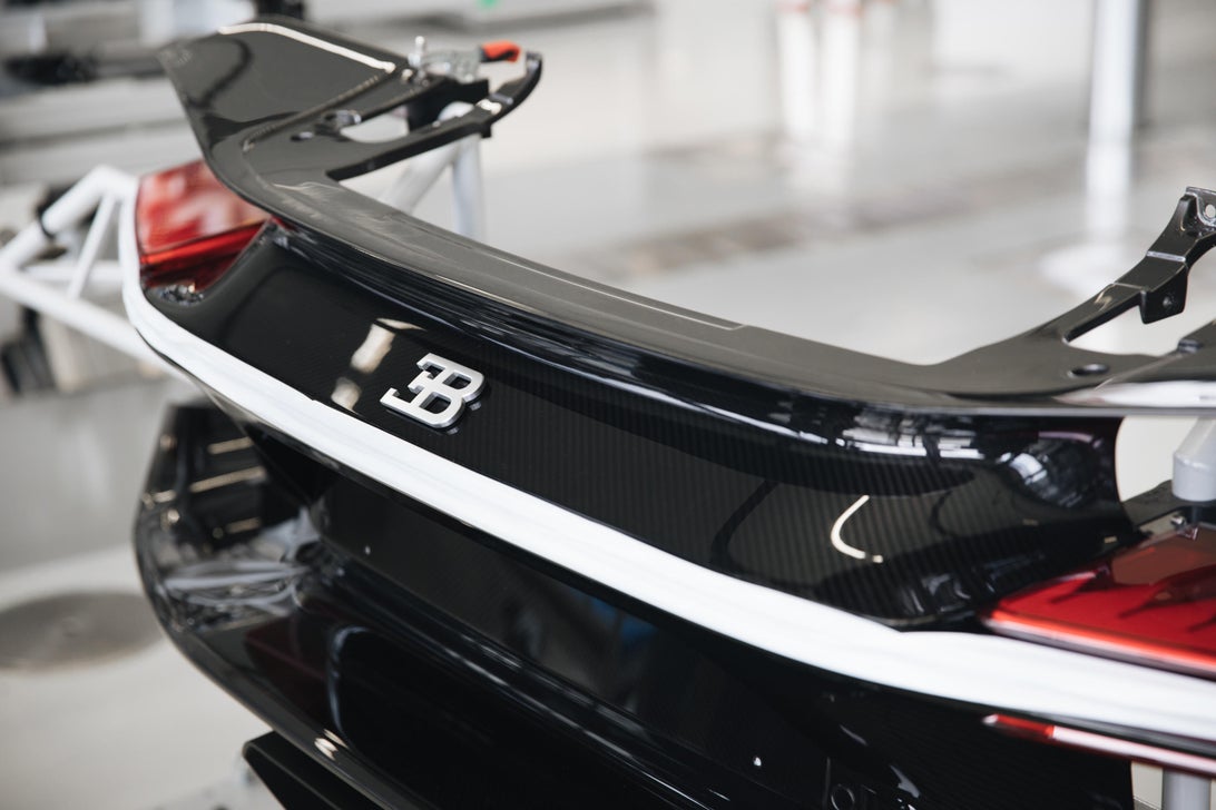 بوگاتی شیرون چگونه تولید می شود؛ ترکیب هنر و مهندسی در یک 