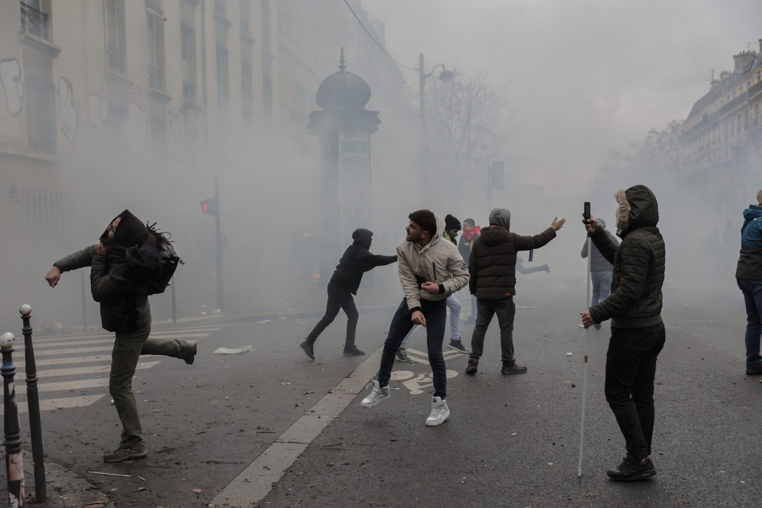 وزارت خارجه: ایران نگران جان معترضان فرانسوی است/ پلیس فرانسه مراقب باشد
