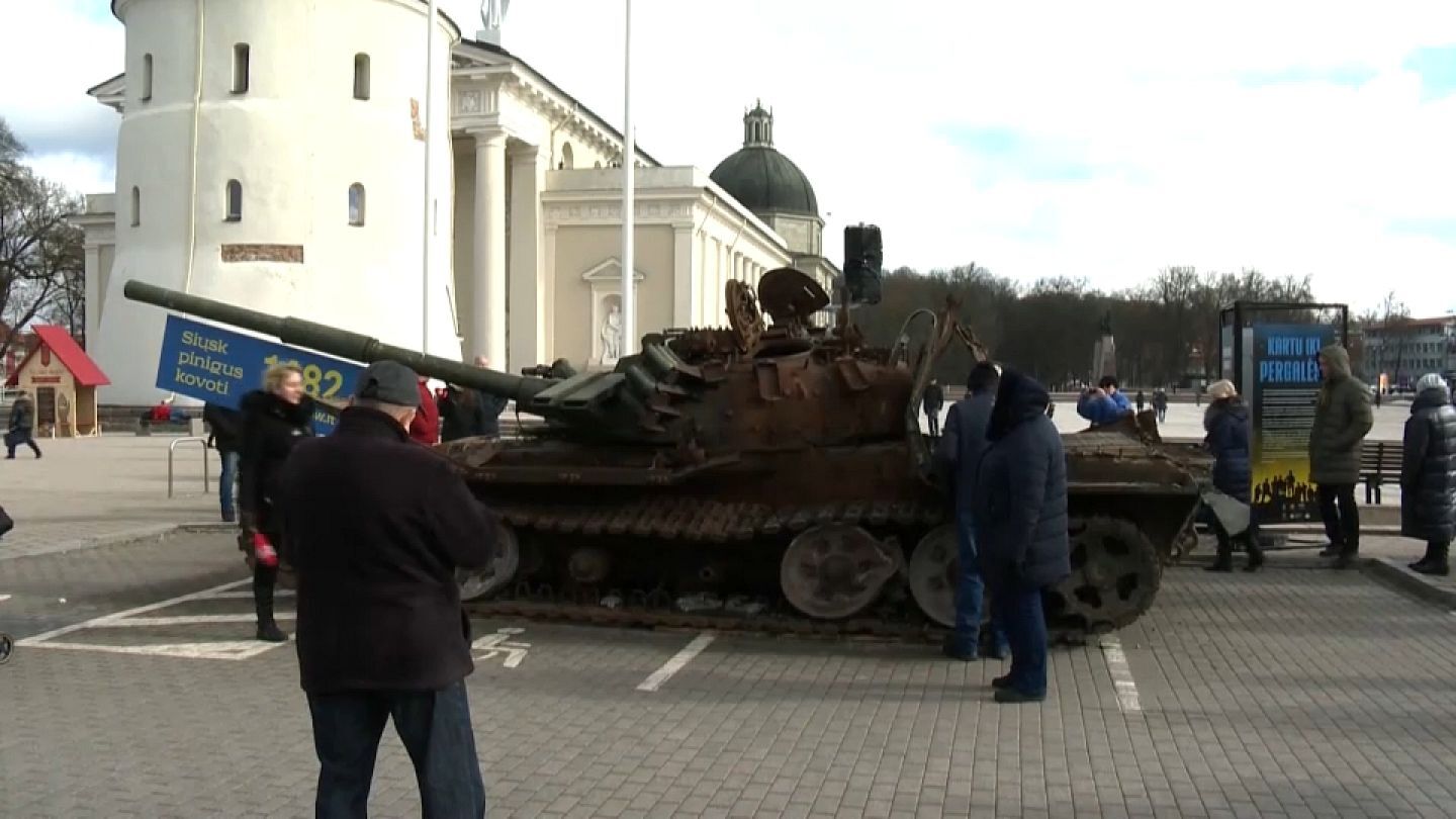 دردسر تانک روسی در لیتوانی / از گل حامیان تا دستشویی مخالفان