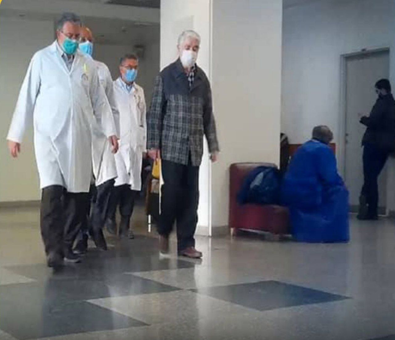 انتقال میرحسین موسوی به یکی از مراکز درمانی تهران برای درمان آنفولانزا