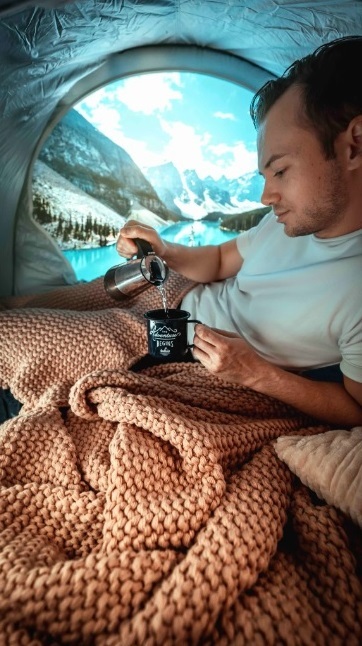 دو اینفلوئنسر سفر در واقع با یک تلویزیون ساده، سفر جعل می‌کردند/ هیچ خبری از عکس واقعی در محیط واقعی نبود!