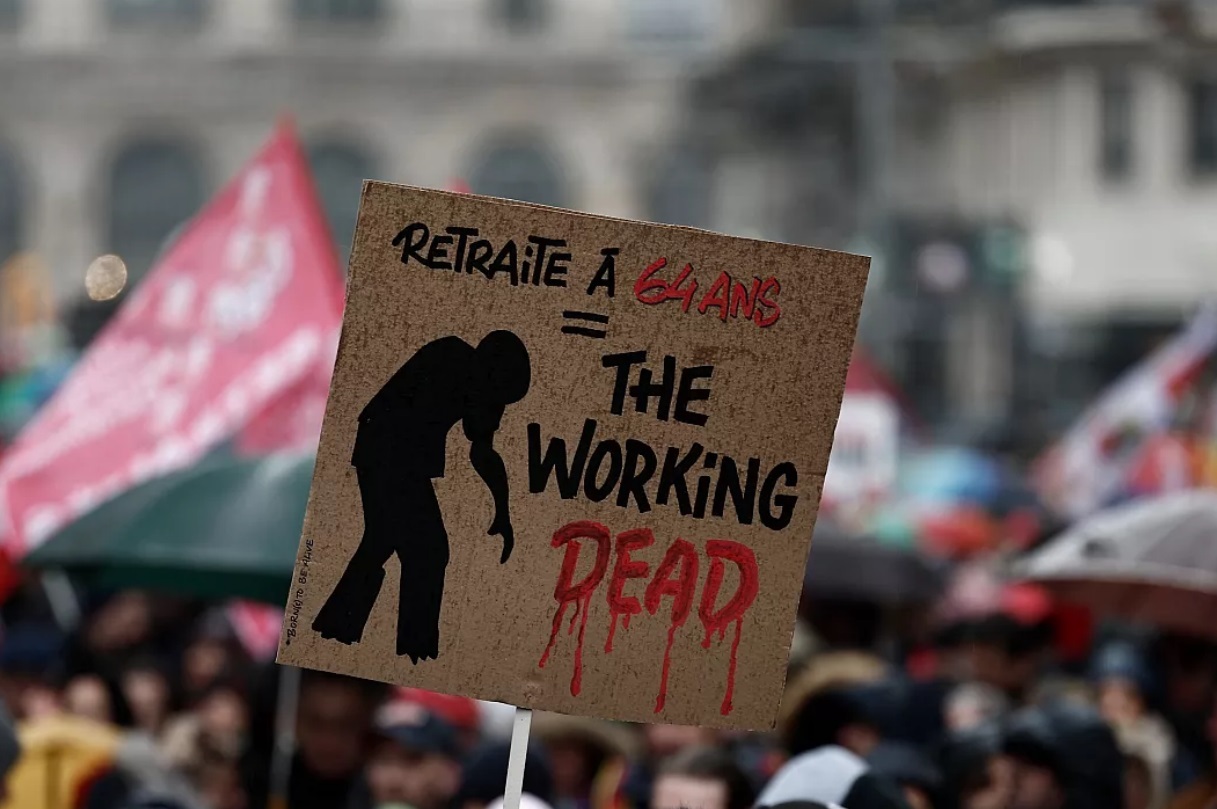 تظاهرات و اعتصاب بزرگ در فرانسه / اختلال در پروازها، مترو، قطارها و اتوبوس ها / بیش از یک میلیون معترض در خیابان / پیوستن معلمان، کارمندان و کارگران به اعتصاب