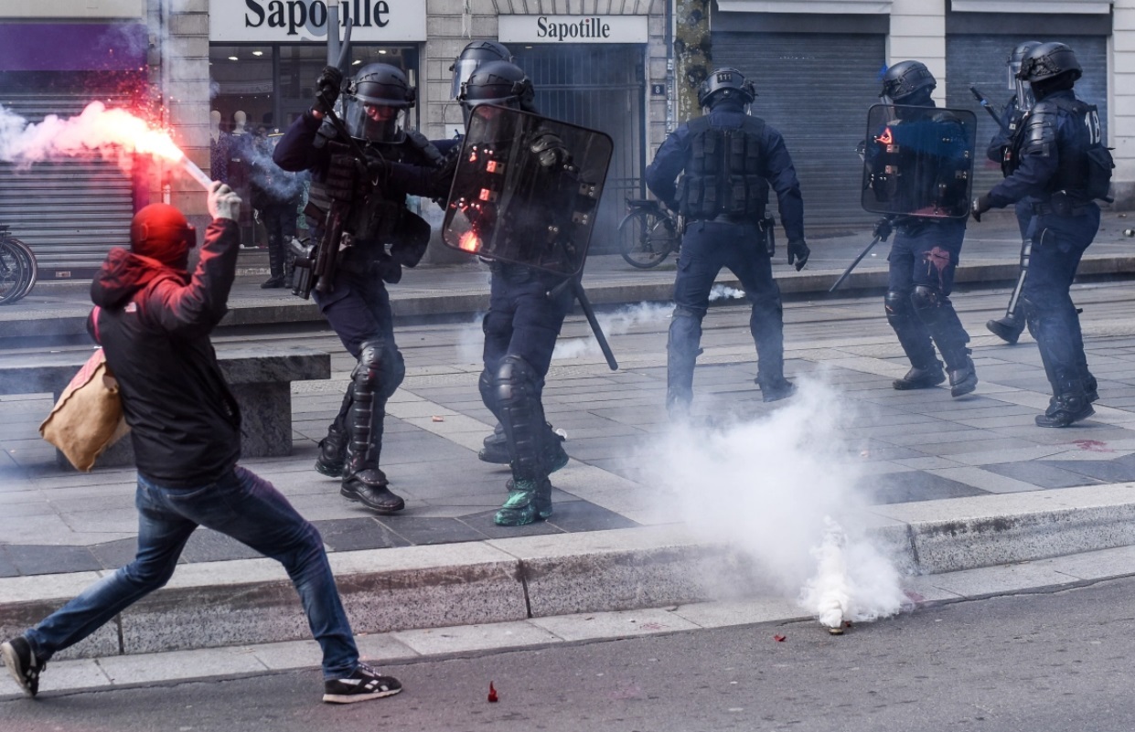 تظاهرات و اعتصاب بزرگ در فرانسه / اختلال در پروازها، مترو، قطارها و اتوبوس ها / بیش از یک میلیون معترض در خیابان / پیوستن معلمان، کارمندان و کارگران به اعتصاب