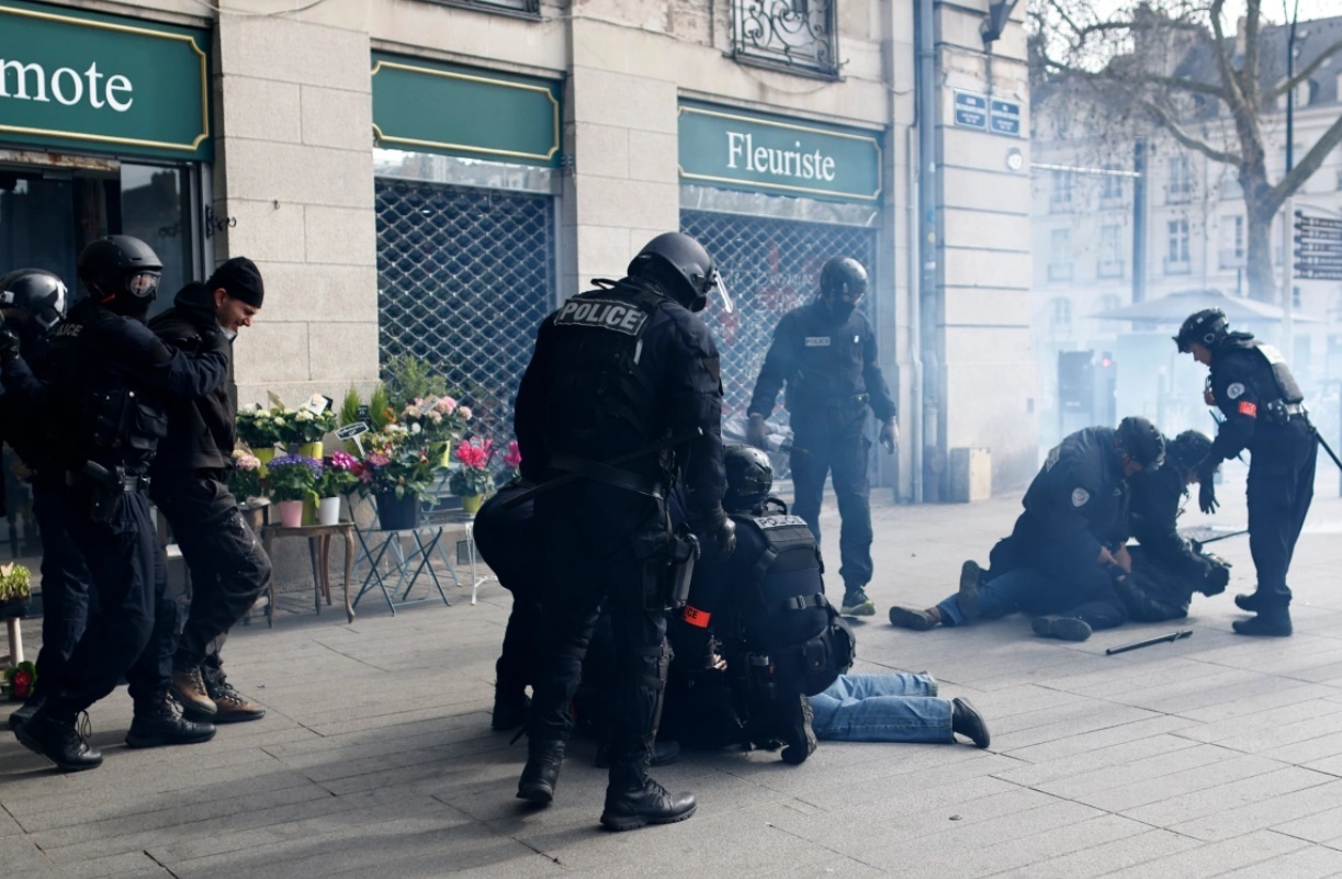 تظاهرات و اعتصاب بزرگ در فرانسه / اختلال در پروازها، مترو، قطارها و اتوبوس ها / بیش از یک میلیون معترض در خیابان / پیوستن معلمان، کارمندان و کارگران به اعتصاب