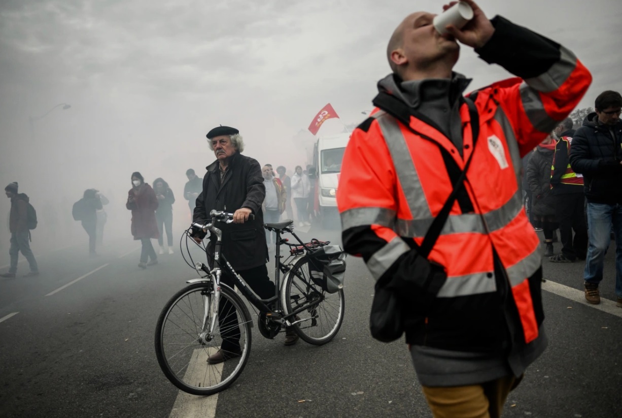 تظاهرات و اعتصاب بزرگ در فرانسه / اختلال در پروازها، مترو، قطارها و اتوبوس ها / بیش از یک میلیون معترض در خیابان / پیوستن معلمان، کارمندان و کارگران به اعتصاب