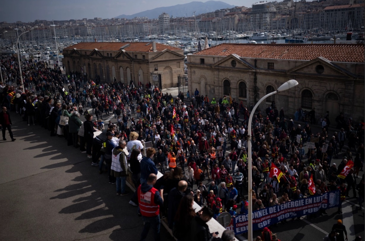 تظاهرات و اعتصاب بزرگ در فرانسه / اختلال در پروازها، مترو، قطارها و اتوبوس ها / بیش از یک میلیون معترض در خیابان / پیوستن معلمان، کارمندان و کارگران به اعتصاب