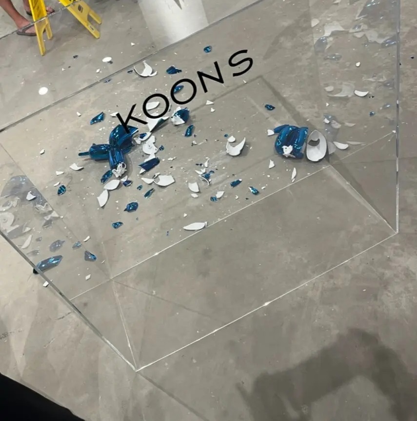 خرد شدن مجسمه سگی بادکنکی 42 هزار دلاری/ تکه‌های آن خریدار دارد