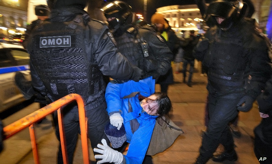 روسیه یک سال بعد از جنگ اوکراین: مخالفان در زندان ، تبلیغات ملی گرایانه در اوج