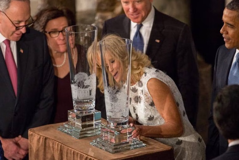 جو بایدن از سران جهان چه هدیه گرفت؟ / از قلمدان پوتین تا فرش اشرف غنی