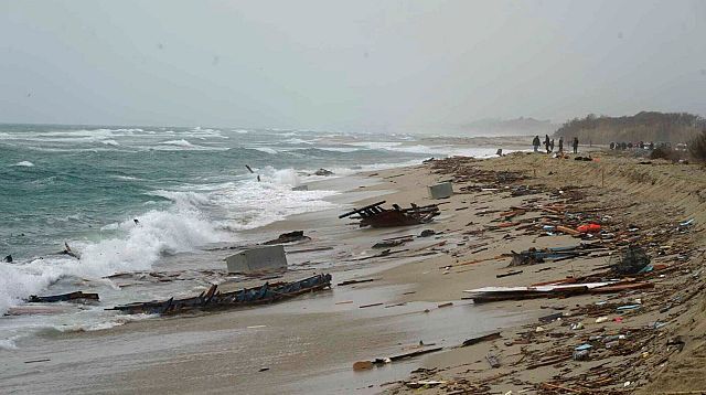 قایق پناهجویان در آب‌های ایتالیا غرق شد؛ نوزادی چندماهه و ده‌ها کودک و بزرگسال جان باختند