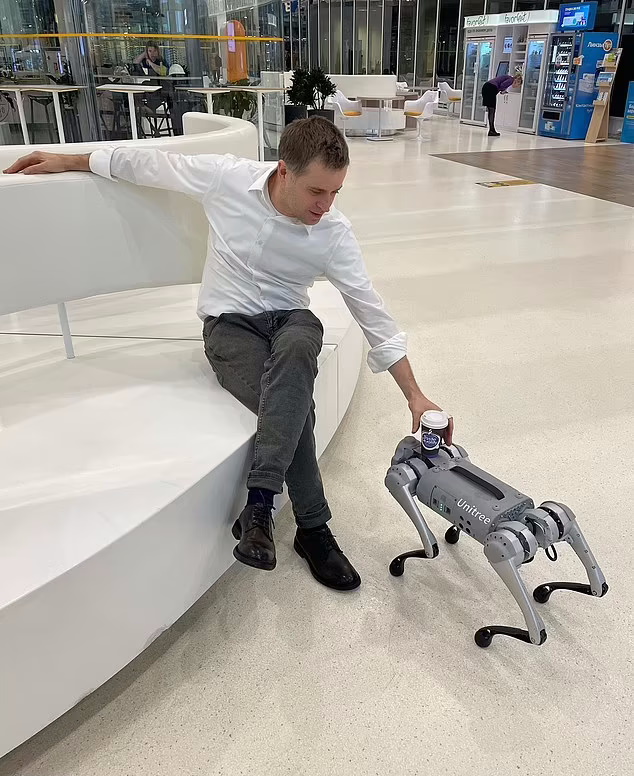 ببینید| سگ رباتیک روسی مجهز به مسلسل خودکار با قیمت ۳.۰۰۰ دلار رونمایی شد ببینید| سگ رباتیک روسی مجهز به مسلسل خودکار با قیمت ۳.۰۰۰ دلار رونمایی شد