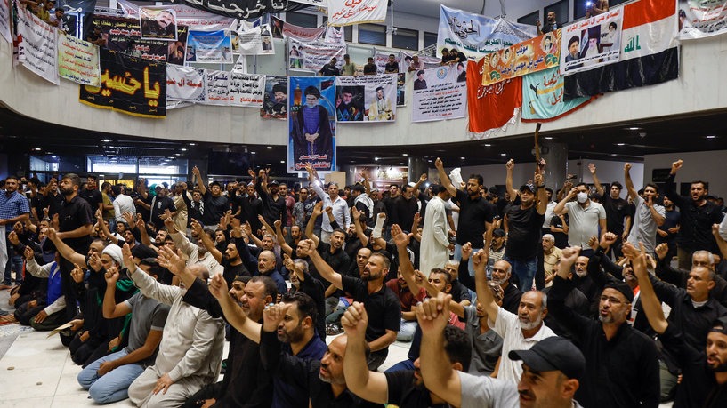 ادامه تحصن صدری ها در پارلمان عراق / مقتدی صدر: قانون اساسی اصلاح شود