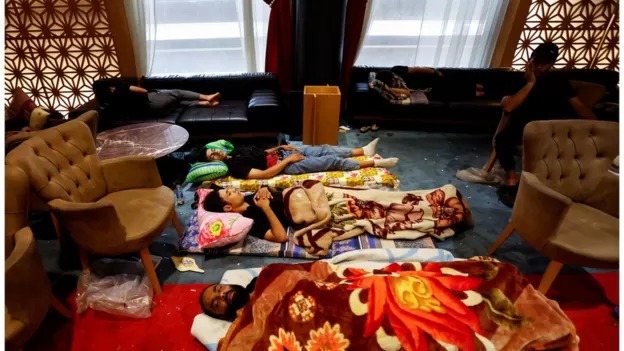 ادامه تحصن صدری ها در پارلمان عراق / مقتدی صدر: قانون اساسی اصلاح شود