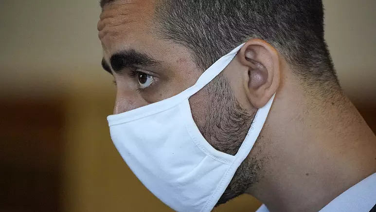 سلمان رشدی همچنان در بیمارستان/ دادگاه مهاجم برگزار شد (+عکس)