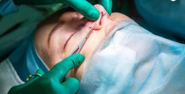 روزنامه شرق: گردشگران از خارج برای جراحی زیبایی به مشهد می آیند/ کار دلال ها سکه است