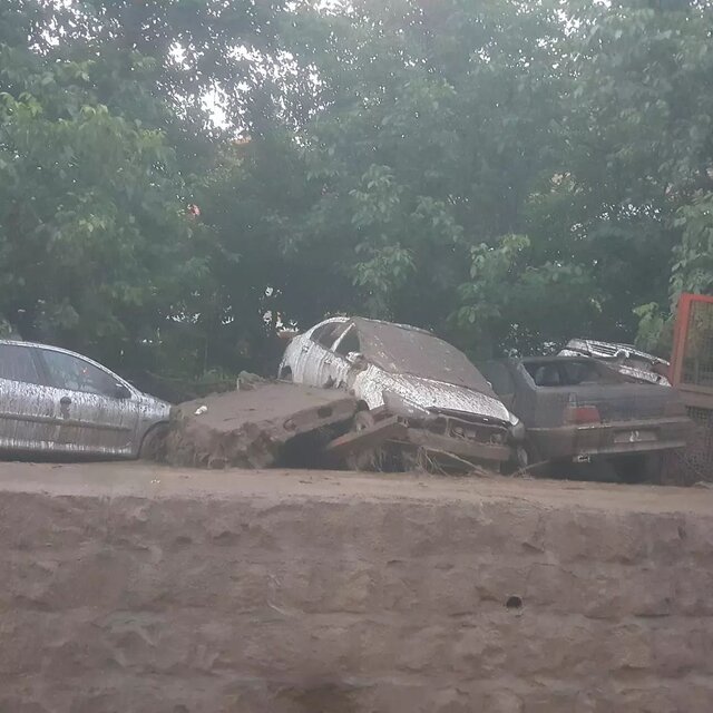 البرز/ سیل طالقان ۷۰ خودرو را برد/ از برخی خودروها هیچ اثری باقی نمانده است البرز/ سیل طالقان ۷۰ خودرو را برد/ از برخی خودروها هیچ اثری باقی نمانده است
