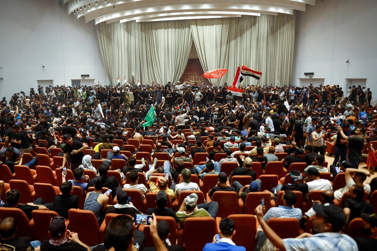 حمله دوباره حامیان مقتدی صدر به پارلمان عراق / تحصن در پارلمان (+عکس)