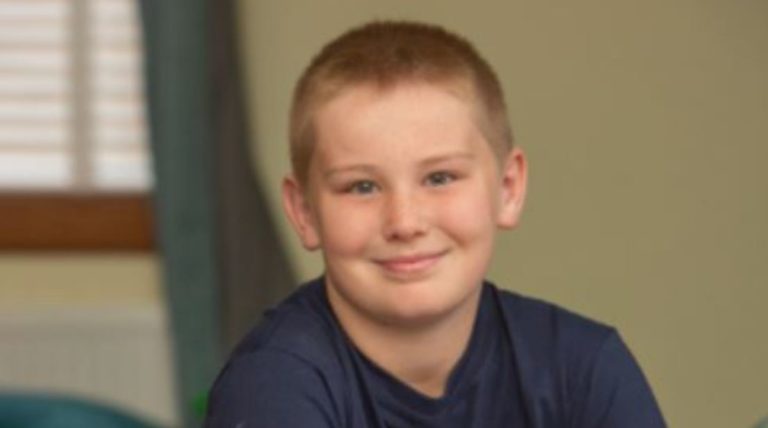 پسر ۱۱ ساله اوتیسمی با ضریب هوشی ۱۶۲ آلبرت انیشتین و استیون هاوکینگ را شکست داد