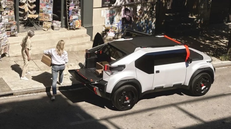 خودروی برقی عجیبی که در ساخت آن از مقوا هم استفاده شده است