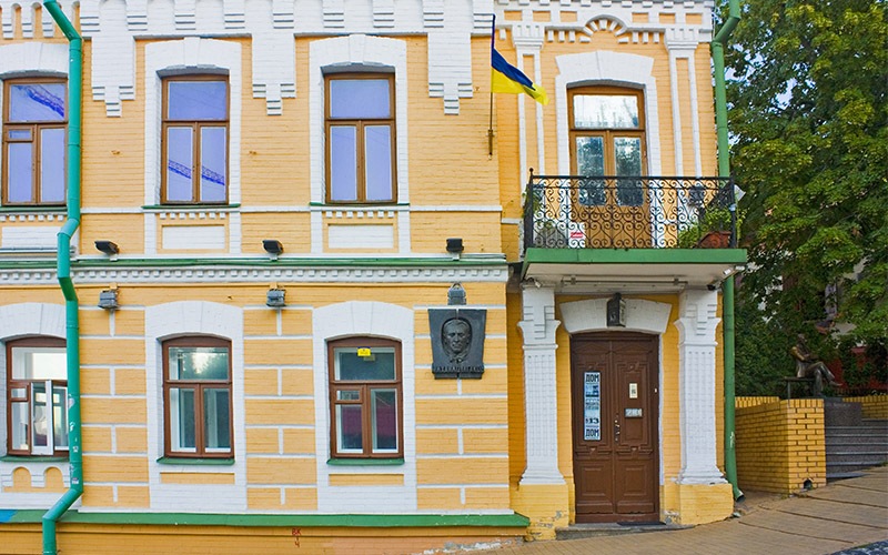 روس زدایی در اوکراین: از حذف نویسندگان روس تا تغییر اسم خیابان مسکو