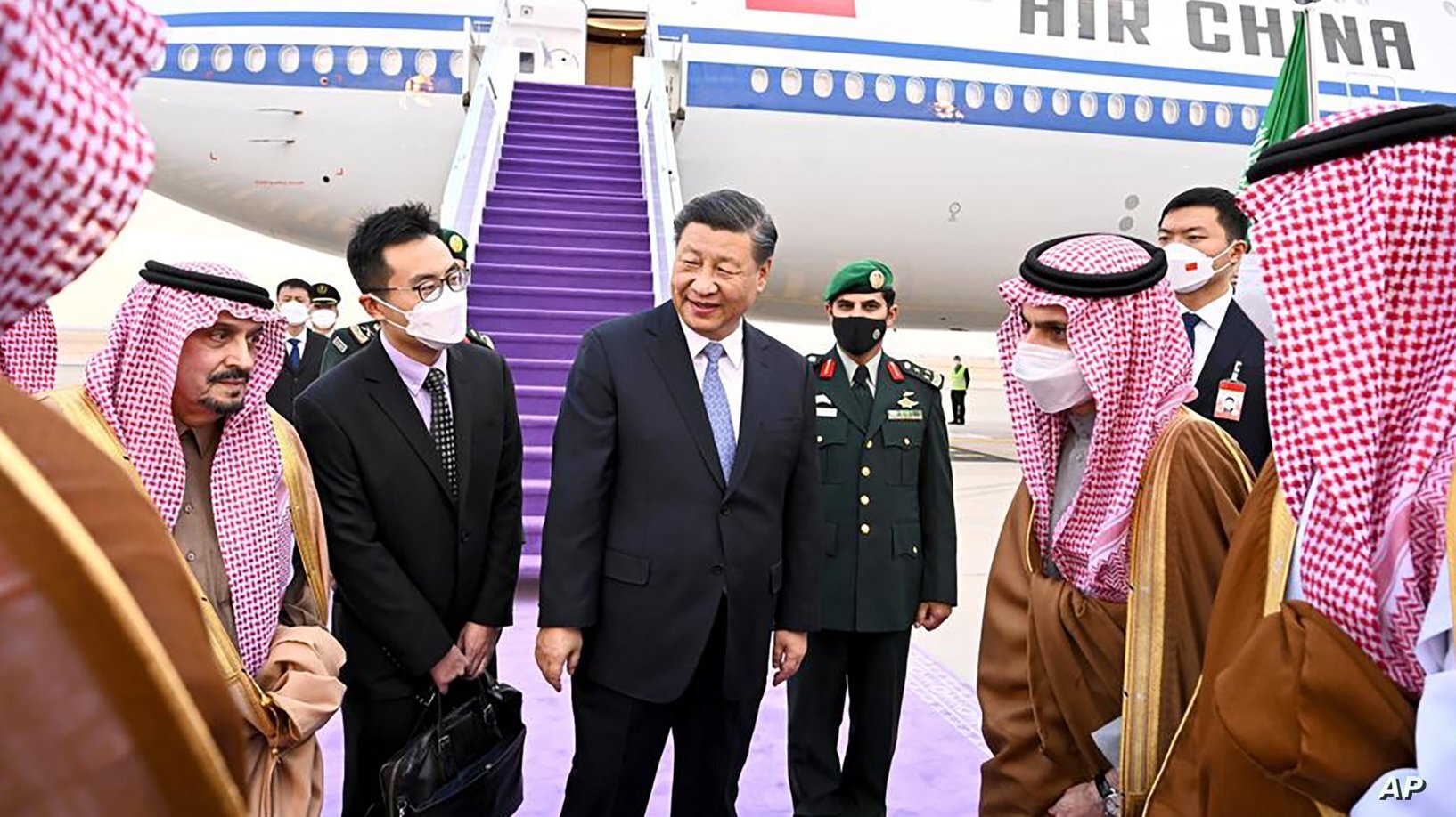 سفر رئیس جمهوری چین به سعودی (+عکس) / امضای توافقنامه شراکت استراتژیک  / رئیس جمهور چین: آغاز عصر جدید روابط با سعودی