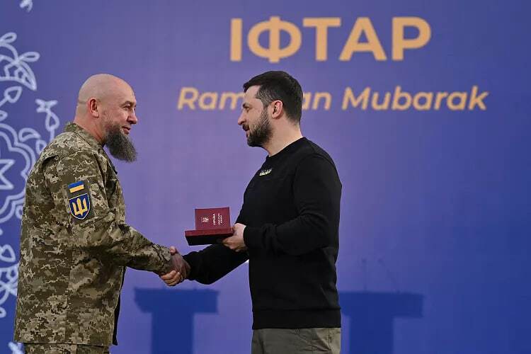 افطاری رئیس جمهور اوکراین با سربازان مسلمان (+عکس) افطاری رئیس جمهور اوکراین با سربازان مسلمان (+عکس)