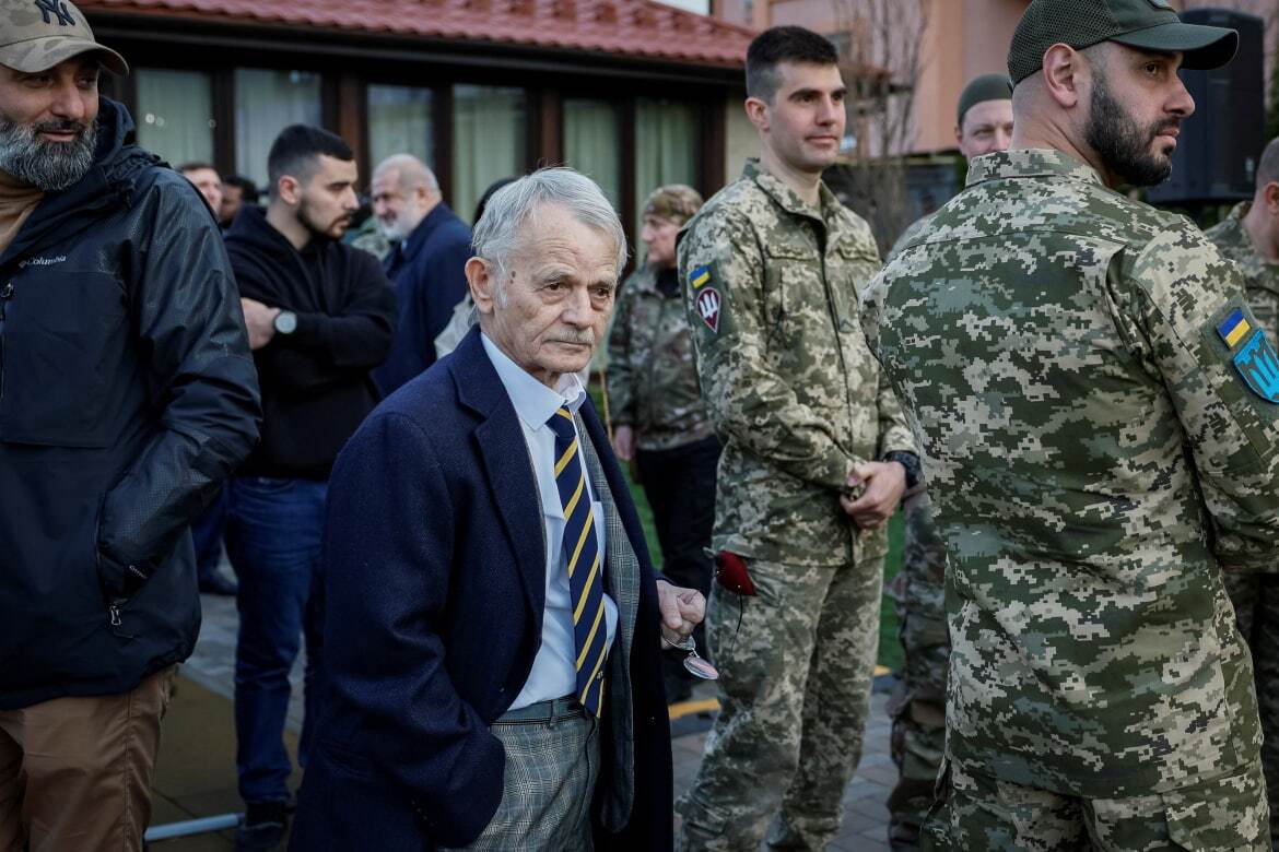 افطاری رئیس جمهور اوکراین با سربازان مسلمان (+عکس) افطاری رئیس جمهور اوکراین با سربازان مسلمان (+عکس)