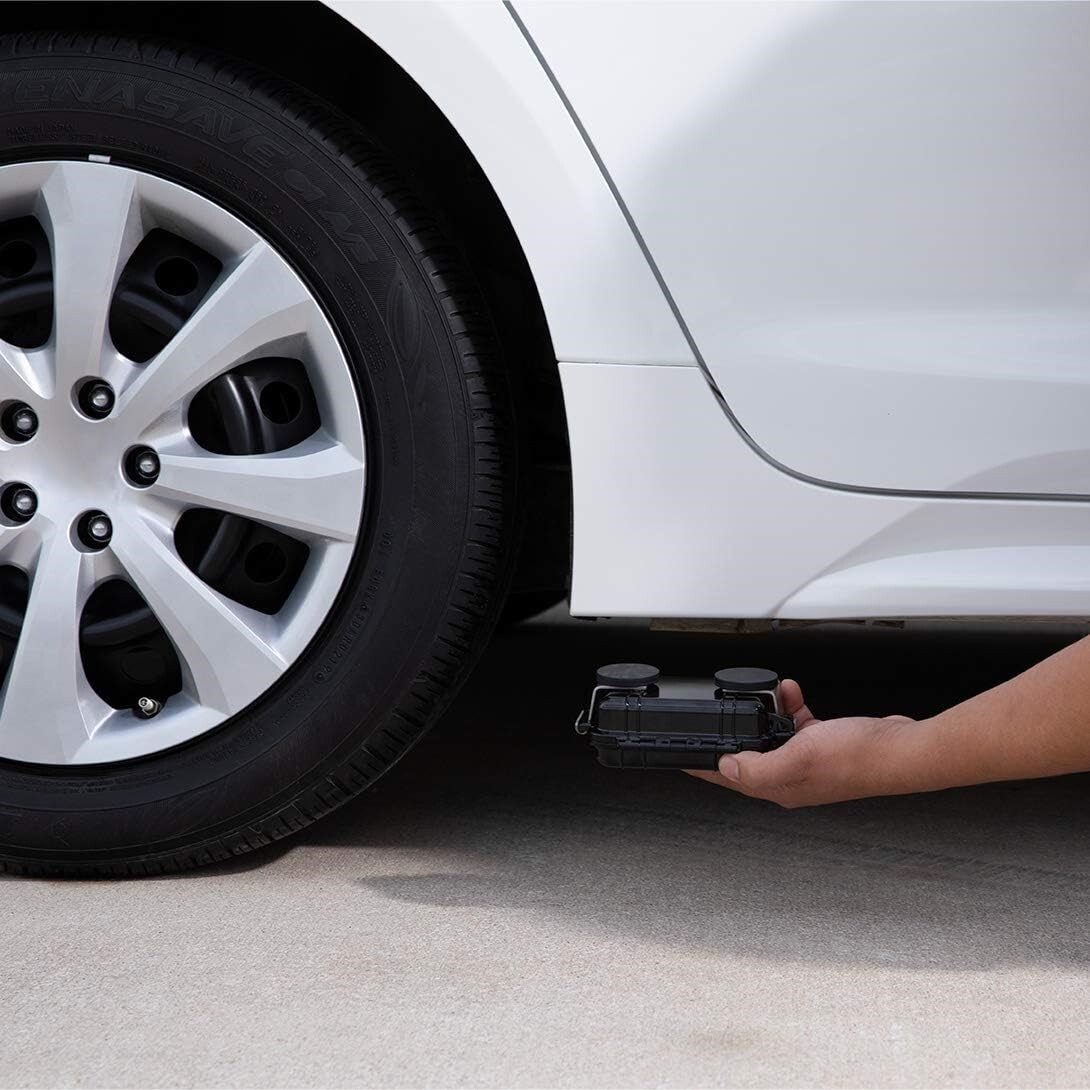 ردیاب‌های آهن ربایی را میتوان به آسانی به قسمت‌های مختلف خودرو متصل کرد.