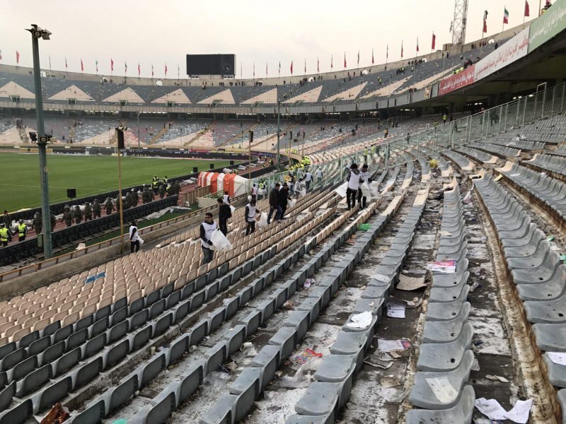 تماشاگرانی که داوطلبانه، زباله‌های دربی را جمع کردند