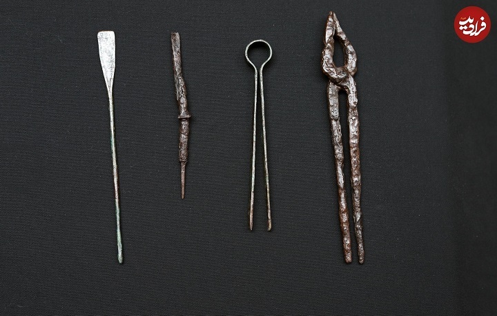 کشف مقبرۀ ۲ هزارسالۀ یک پزشک به همراه کیت کامل جراحی!