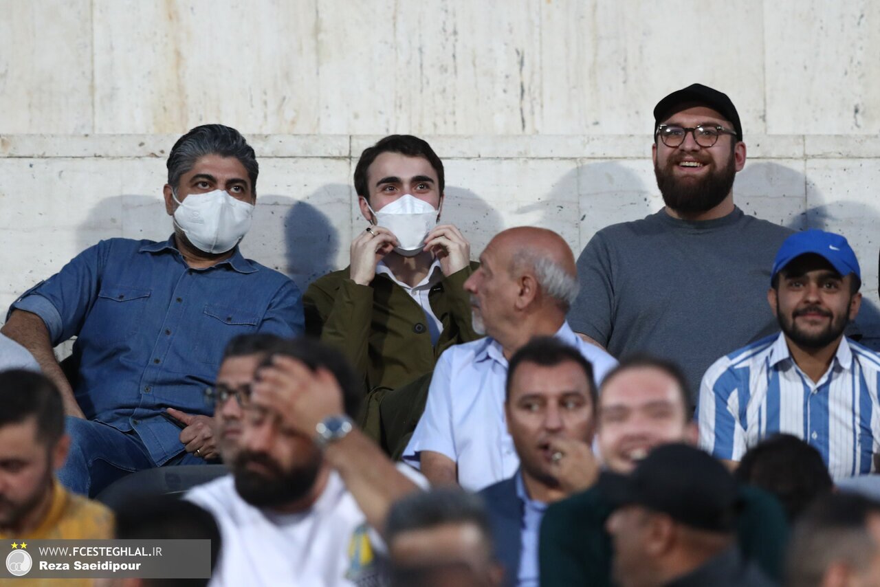 احمد خمینی در بین تماشاگران دربی (عکس)