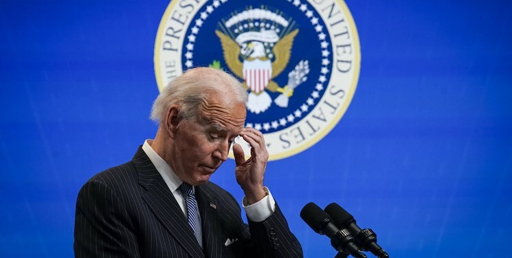 زمین خوردن مدام پرزیدنت؛ چرا بایدن هنوز رئیس جمهور است؟