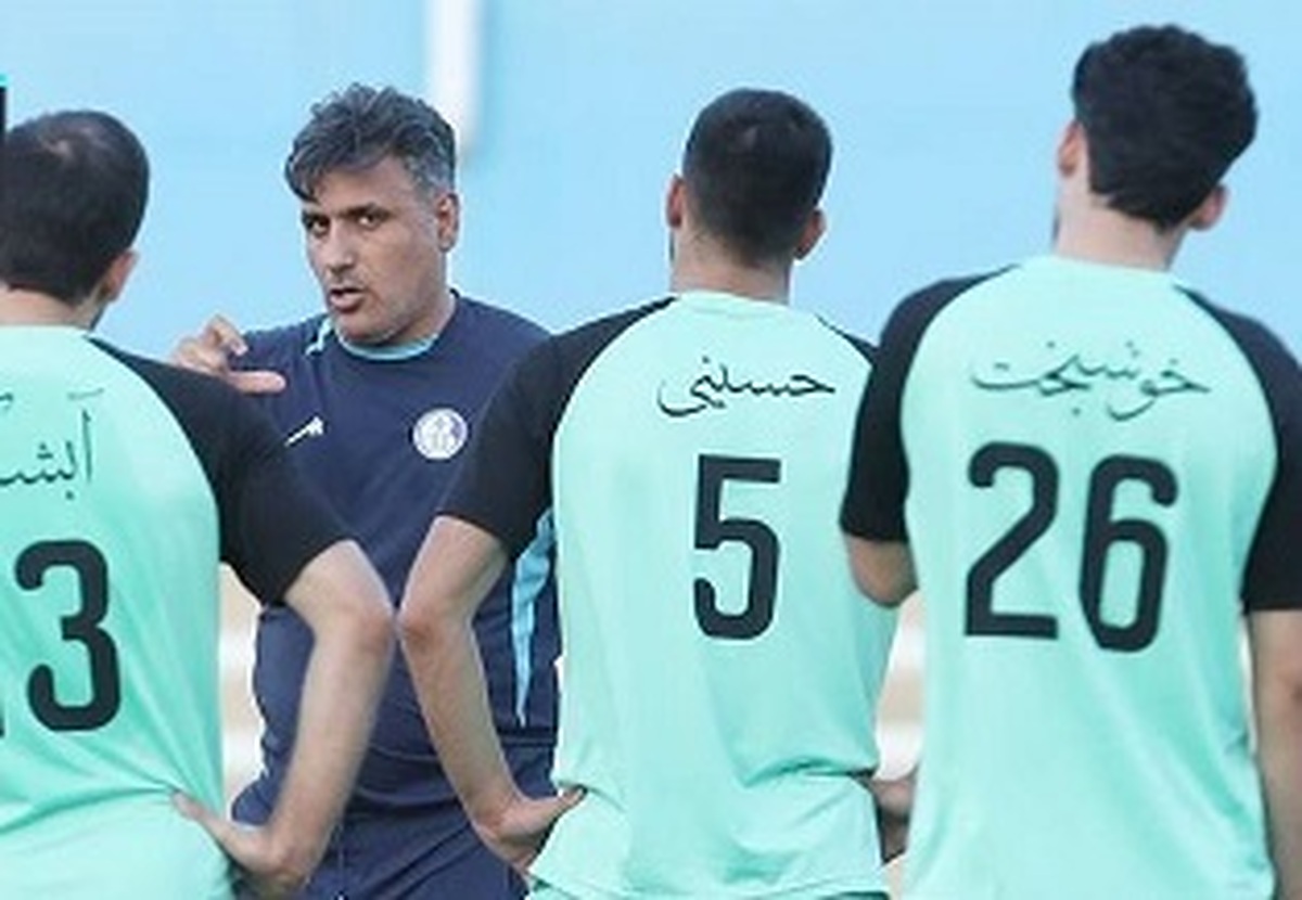 عکس با مکث/   
نام با خط فارسی بر پیراهن ورزشی و خاطرۀ شماره‌های فارسی در دهۀ ۶۰